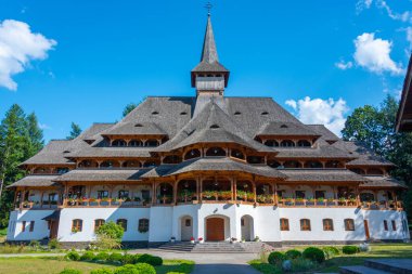 Romanya 'daki Peri-Sapanta Manastırı güneşli bir günde