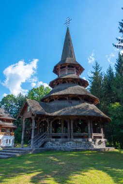 Romanya 'daki Peri-Sapanta Manastırı güneşli bir günde