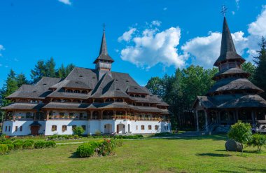 Romanya 'daki Peri-Sapanta Manastırı güneşli bir günde
