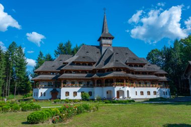 Romanya 'daki Peri-Sapanta Manastırı güneşli bir günde