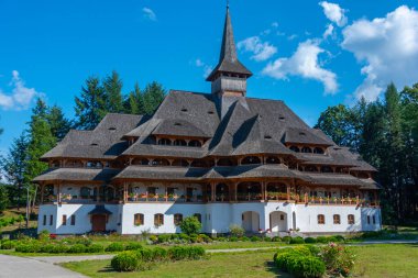 Romanya 'daki Peri-Sapanta Manastırı güneşli bir günde