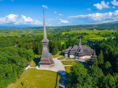 Romanya 'daki Peri-Sapanta Manastırı güneşli bir günde