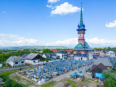 Meryem Ana 'nın Doğumu Kilisesi Panoraması ve Romanya' nın Sapanta köyündeki Merry Mezarlığı 'nda mezar taşları süsledi.