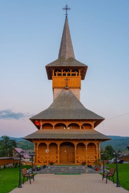 Romanya 'nın Breb kentinde yeni ahşap bir kilisenin gün batımı