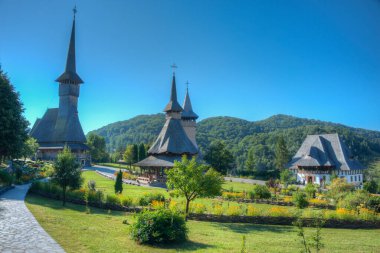Romanya 'daki Barsana manastırında yaz günü