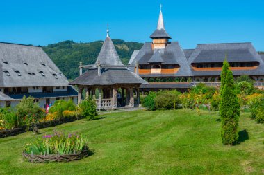 Romanya 'daki Barsana manastırında yaz günü