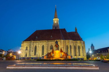 Romanya 'nın Cluj-Napoca kentindeki Aziz Michael Kilisesi' nin gün batımı manzarası