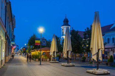 Romanya 'nın Cluj-Napoca kentindeki Bulevardul Eroilor' da gün batımı
