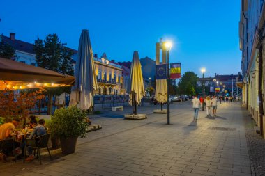 Romanya 'nın Cluj-Napoca kentindeki Bulevardul Eroilor' da gün batımı