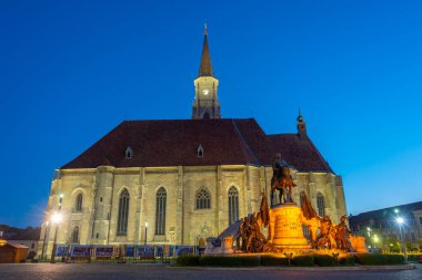 Romanya 'nın Cluj-Napoca kentindeki Aziz Michael Kilisesi' nin gün batımı manzarası