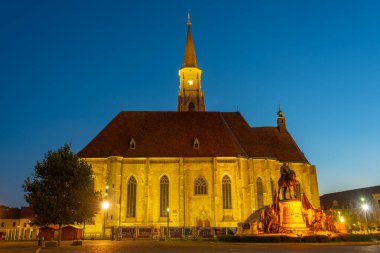 Romanya 'nın Cluj-Napoca kentindeki Aziz Michael Kilisesi' nin gün batımı manzarası