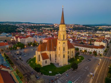 Romanya 'nın Cluj-Napoca kentindeki Piata Unirii meydanının günbatımı hava manzarası