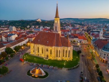 Romanya 'nın Cluj-Napoca kentindeki Piata Unirii meydanının günbatımı hava manzarası