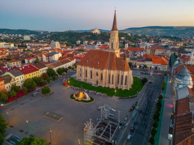 Romanya 'nın Cluj-Napoca kentindeki Piata Unirii meydanının günbatımı hava manzarası