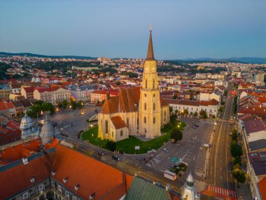 Romanya 'nın Cluj-Napoca kentindeki Piata Unirii meydanının günbatımı hava manzarası