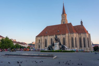 Romanya 'nın Cluj-Napoca kentindeki Aziz Michael Kilisesi' nin gün batımı manzarası