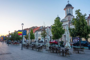 Romanya 'nın Cluj-Napoca kentindeki Bulevardul Eroilor' da gün doğumu