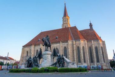 Romanya 'nın Cluj-Napoca kentindeki Aziz Michael Kilisesi' nin gün batımı manzarası