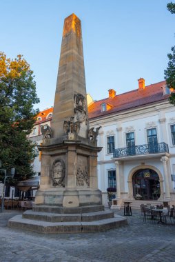 Romanya 'nın Cluj-Napoca kentindeki Carolina sütununun gün batımı manzarası