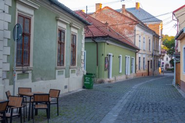 Romanya 'nın Cluj-Napoca kentindeki bir caddenin gün batımı manzarası