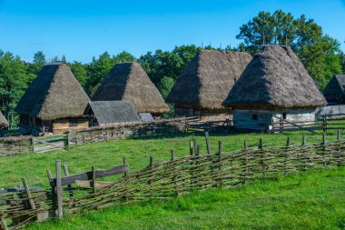 Romanya 'nın Sibiu kentindeki Astra etnografi müzesinde tarihi evler