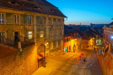 Romanya 'nın eski Sibiu kentinde tarihi bir evin gün batımı manzarası