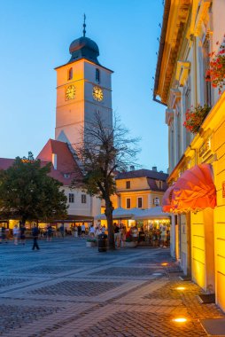Romanya 'nın Sibiu kentindeki Konsey kulesinin gün batımı manzarası