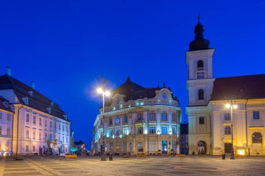 Romanya 'nın Sibiu kentindeki belediye binasının gün doğumu manzarası
