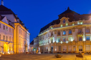 Romanya 'nın Sibiu kentindeki belediye binasının gün doğumu manzarası