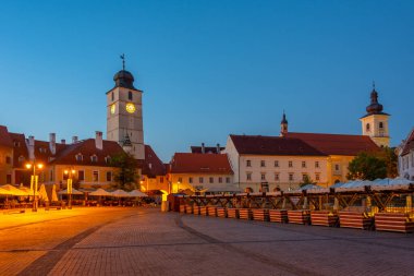 Romanya 'nın Sibiu kentinde Piata Mica' nın günbatımı görünümü