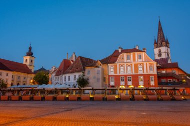 Romanya 'nın Sibiu kentinde Piata Mica' nın günbatımı görünümü