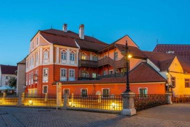 Romanya 'nın eski Sibiu kentinde tarihi bir evin gün batımı manzarası