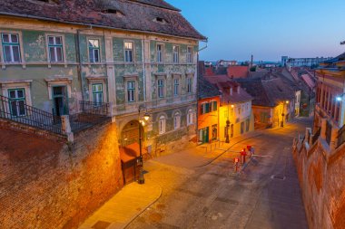Romanya 'nın eski Sibiu kentinde tarihi bir evin gün batımı manzarası