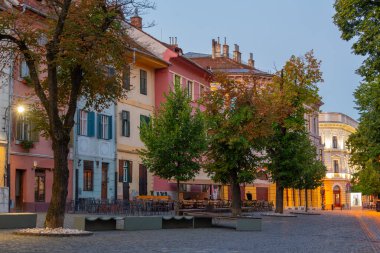 Romanya 'nın eski Sibiu kentinde tarihi bir evin gün batımı manzarası