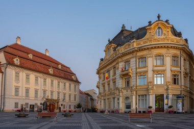 Romanya 'nın Sibiu kentindeki belediye binasının gün doğumu manzarası
