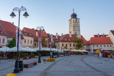 Romanya 'nın Sibiu kentinde Piata Mica' nın günbatımı görünümü