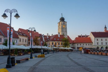 Romanya 'nın Sibiu kentinde Piata Mica' nın günbatımı görünümü