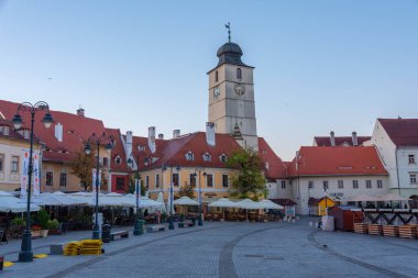 Romanya 'nın Sibiu kentinde Piata Mica' nın günbatımı görünümü