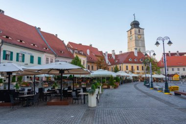 Romanya 'nın Sibiu kentinde Piata Mica' nın günbatımı görünümü