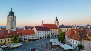 Romanya 'nın Sibiu kentinde Piata Mica' nın gündoğumu manzarası