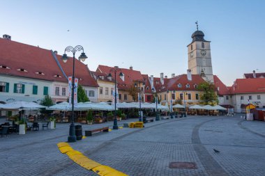 Romanya 'nın Sibiu kentinde Piata Mica' nın günbatımı görünümü