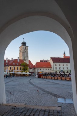 Romanya 'nın Sibiu kentinde Piata Mica' nın günbatımı görünümü