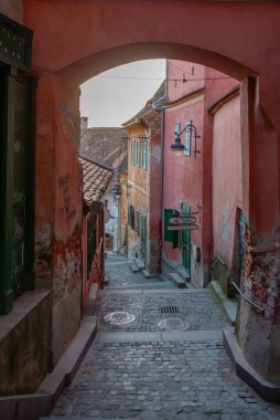 Romanya 'nın eski Sibiu kentinde tarihi bir evin gün batımı manzarası