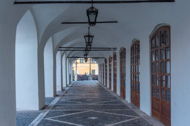Romanya 'nın eski Sibiu kentinde tarihi bir evin gün batımı manzarası
