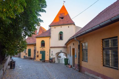Romanya 'nın eski Sibiu kentinde tarihi bir evin gün batımı manzarası