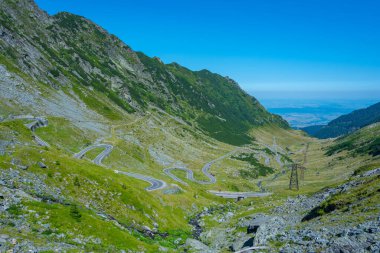 Romanya 'nın transfagarasan yolu yazın güneşli bir günde izleniyor