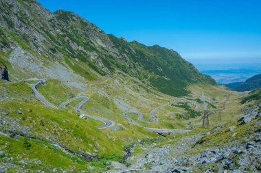 Romanya 'nın transfagarasan yolu yazın güneşli bir günde izleniyor
