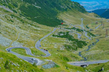 Romanya 'nın transfagarasan yolu yazın güneşli bir günde izleniyor