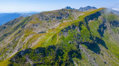 Romanya 'daki Fagaras dağları güneşli bir günde