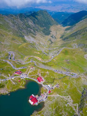 Transfagarasan yolu ve Balea Gölü yaz aylarında güneşli bir günde görülüyor, Romanya